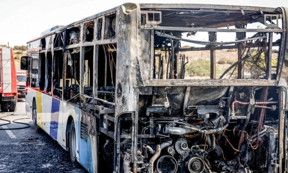 Φωτιά σε λεωφορείο στην Πεντέλη: Οδηγός στο νοσοκομείο με αναπνευστικά προβλήματα